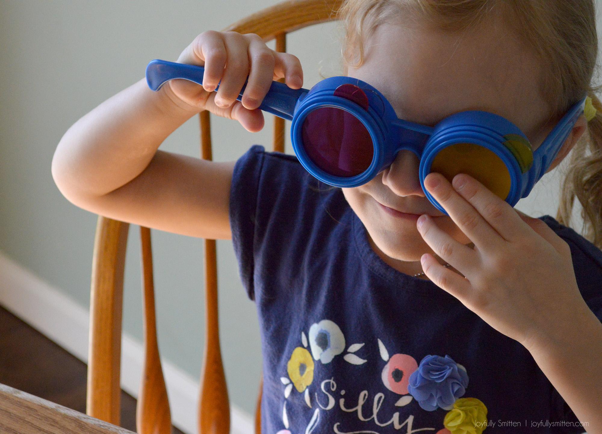 Teach your little ones with these great STEM activities in the WOW and Wonder Set from Learning Resources. 